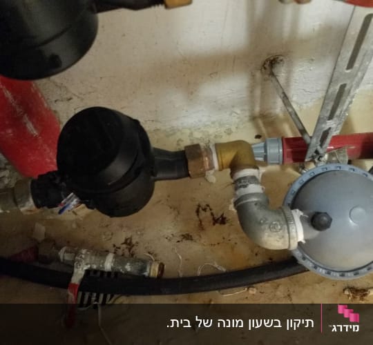 צנרת מים עם מחברים ושסתומים מתכתיים